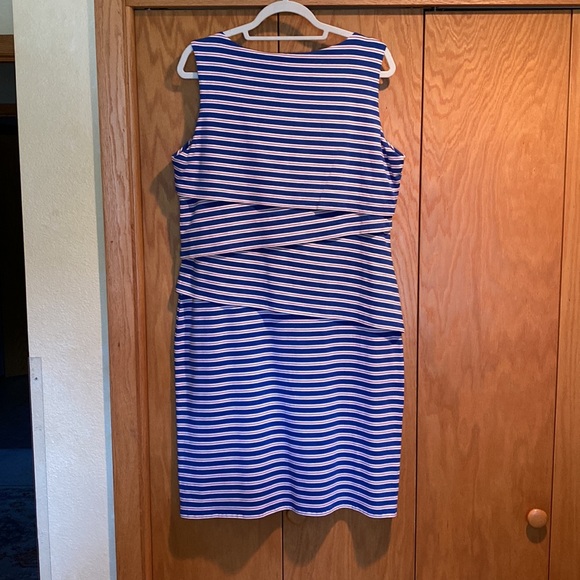 J McLaughlin knit dress. Sown on the diagonal. - Picture 2 of 3